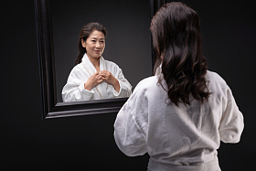 照镜子的优雅中年女人