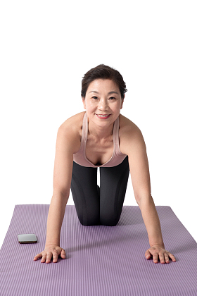 练瑜伽的中老年女士照片