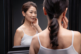 照镜子的优雅中年女人图片