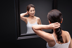 对着镜子梳头发的中年女人