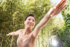 户外练瑜伽的中老年女士图片