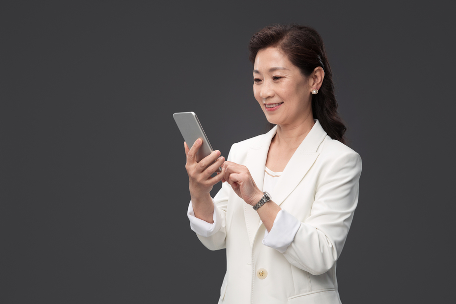 使用手机的商务女士 使用手机的商务女士