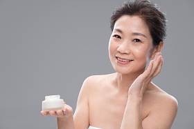中年女人使用护肤品照片