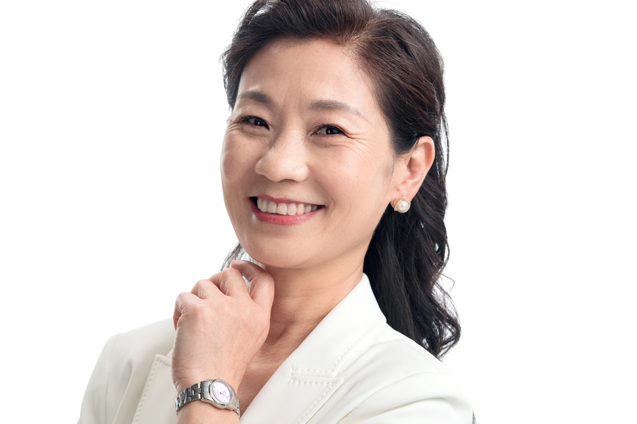 手触碰脖子的成熟商务女士 手触碰脖子的成熟商务女士