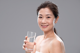 拿着水杯的中年女人
