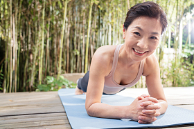户外趴着练瑜伽的中老年女士照片