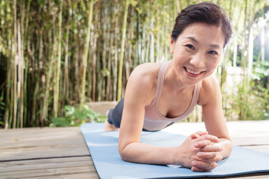 户外趴着练瑜伽的中老年女士照片 户外趴着练瑜伽的中老年女士照片