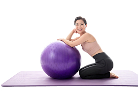 中年女性和瑜伽球图片