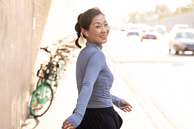 中年女子在马路旁健身