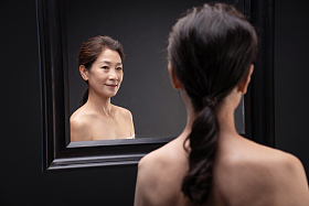 照镜子的优雅中年女人照片