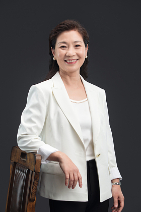 靠在椅背上的中老年商务女士