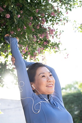 中年女子在户外健身图片