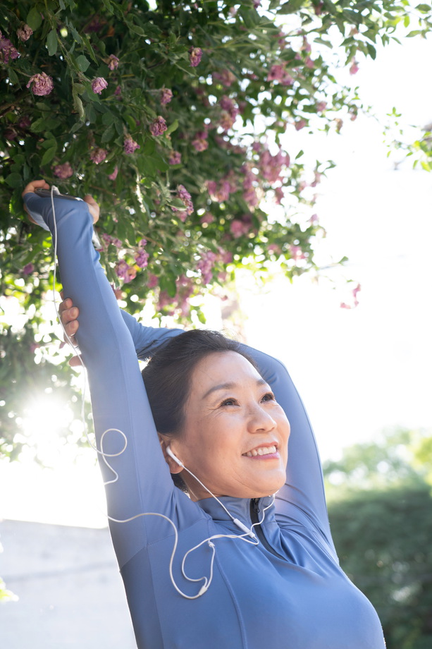 中年女子在户外健身图片