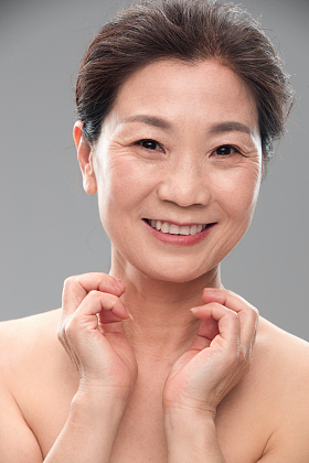 优雅快乐的中年女人