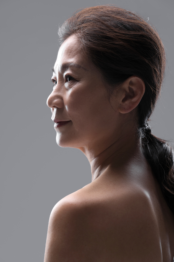 中年女性侧面特写图片