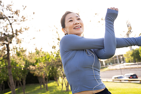 中年女子在户外健身