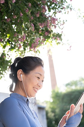 户外健身的中年女子听音乐