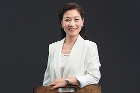 扶着椅背的成熟商务女士