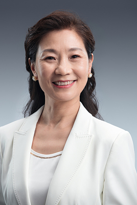 优雅的成熟商务女士图片