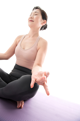 闭着眼睛练瑜伽的中年女士图片