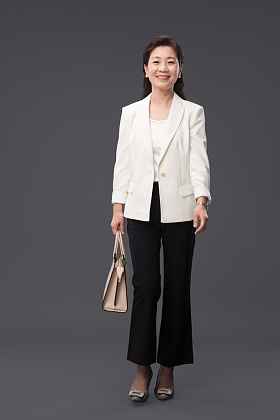 自信的商务女士拎着包