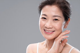 优雅快乐的中年女人照片