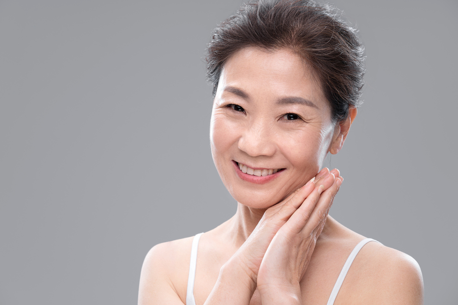 优雅快乐的中年女人 优雅快乐的中年女人