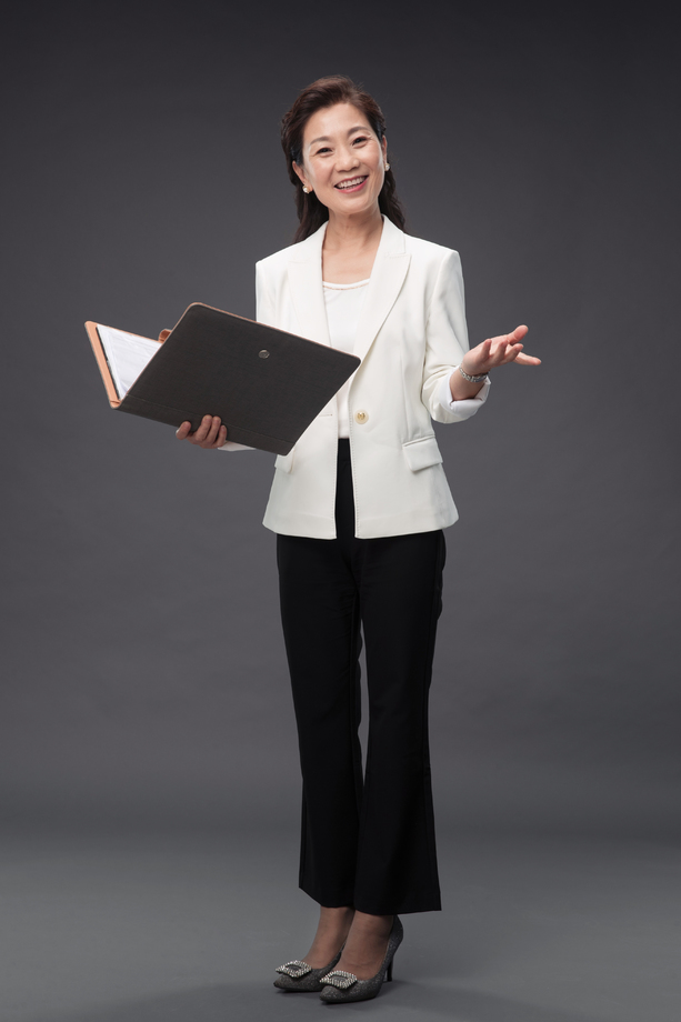 拿着户型图册做出邀请手势的成熟商务女士 拿着户型图册做出邀请手势的成熟商务女士