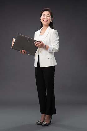 拿着文件夹的成熟商务女士图片