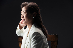 手托下巴思考的商务女士