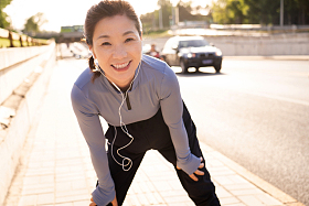 中年女子在马路旁健身图片