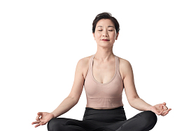 闭着眼睛练瑜伽的中年女士