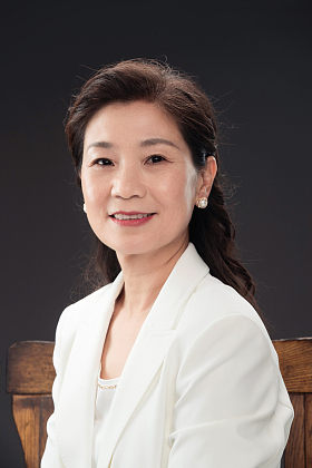 优雅的成熟商务女士照片