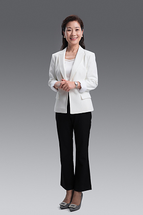 优雅的商务中老年女士图片