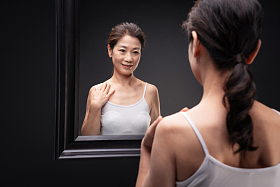 漂亮的中年女性照镜子