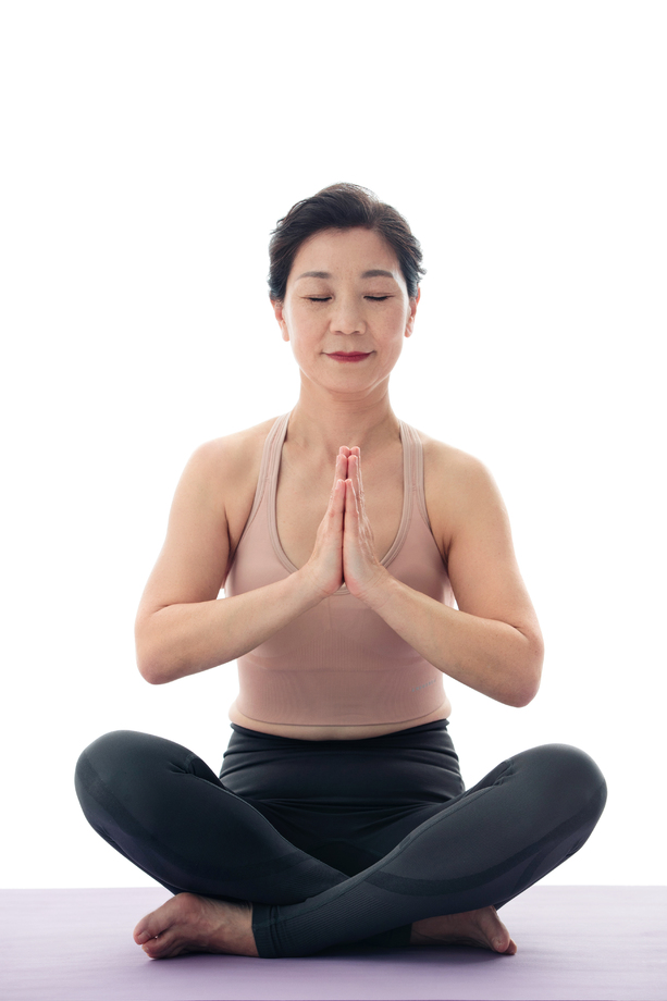 闭着眼睛练瑜伽的中年女士