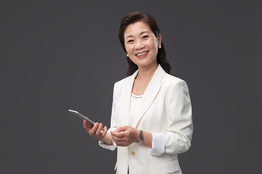 拿着手机的商务成熟女士图片 拿着手机的商务成熟女士图片