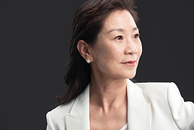 优雅时尚的成熟商务女士