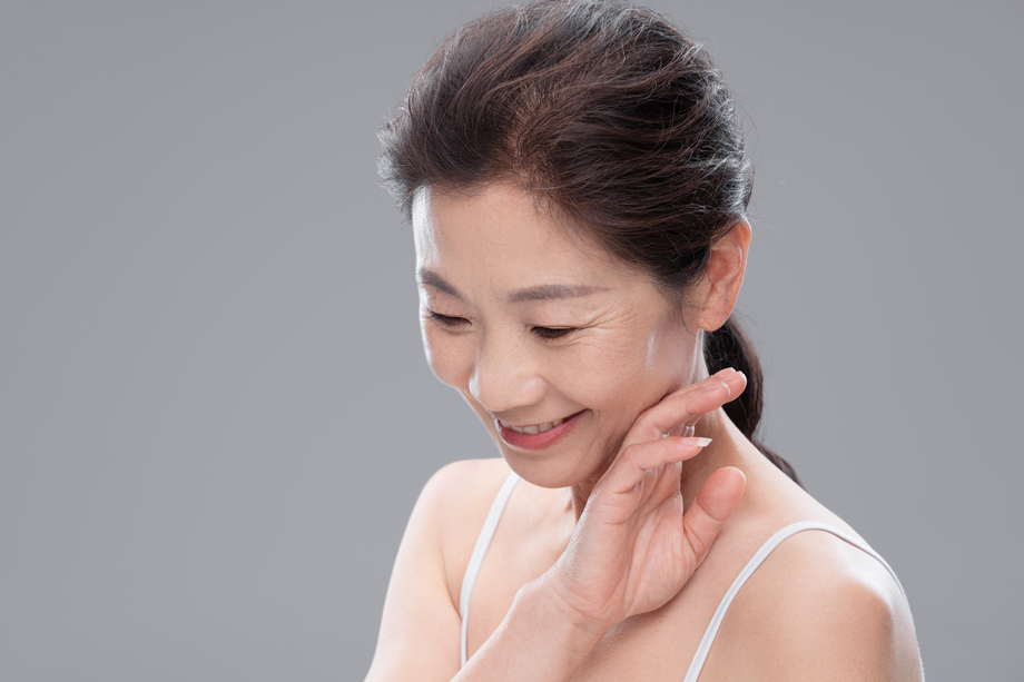 用手触摸脸颊的优雅中年女人 用手触摸脸颊的优雅中年女人