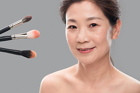 化妆刷和中年女人