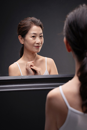 漂亮的中年女性照镜子图片