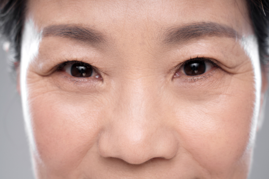 中年女人妆面局部特写 中年女人妆面局部特写