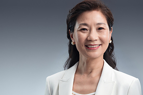 优雅时尚的商务中年女士肖像