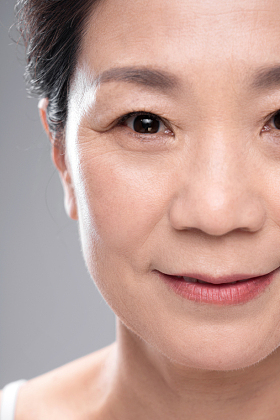 中年女人妆面局部特写图片