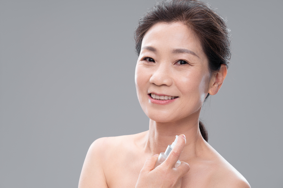 中年女人使用爽肤水 中年女人使用爽肤水