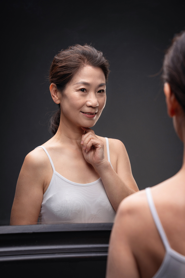 漂亮的中年女性欣赏镜子中的自己 漂亮的中年女性欣赏镜子中的自己