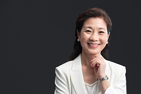 优雅权威的成熟商务女士