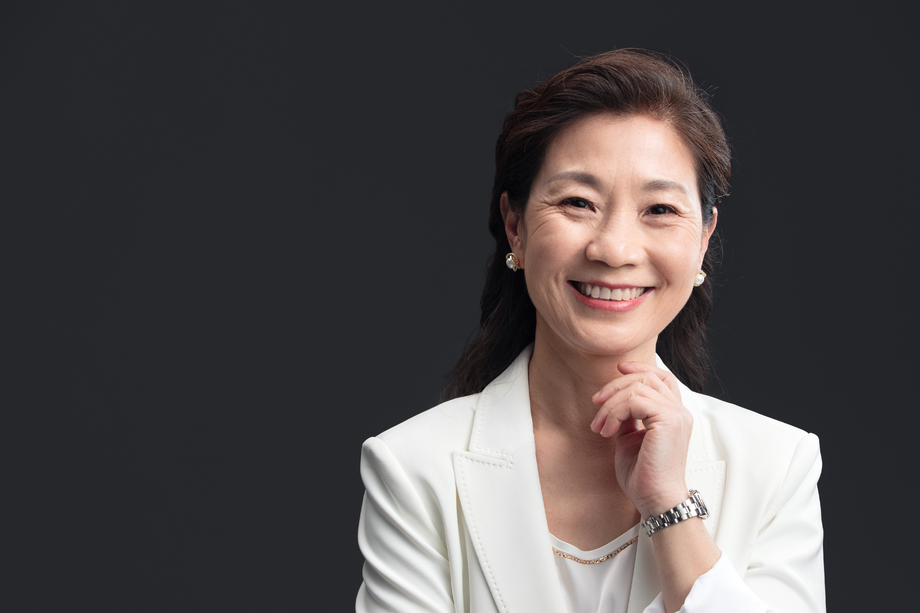 优雅权威的成熟商务女士