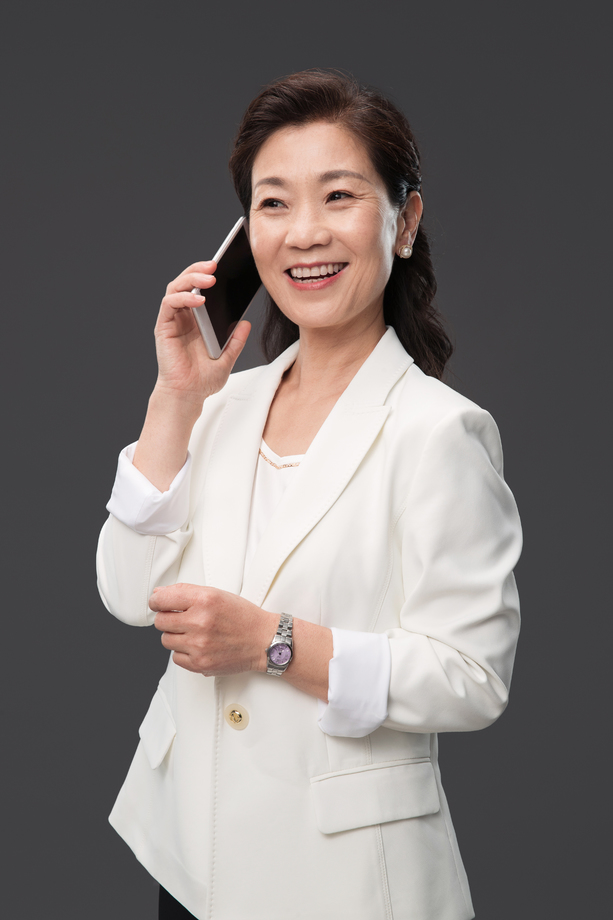 打电话的商务中年女士照片