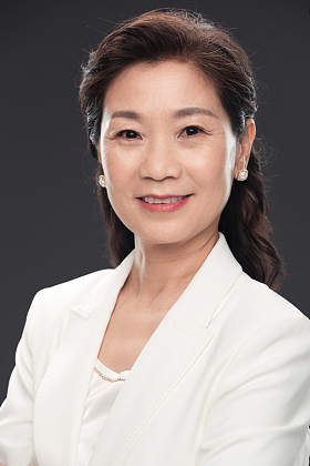 优雅权威的成熟商务女士图片